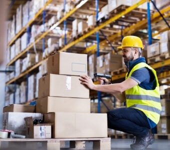 Cloud WMS user scanning a pallet